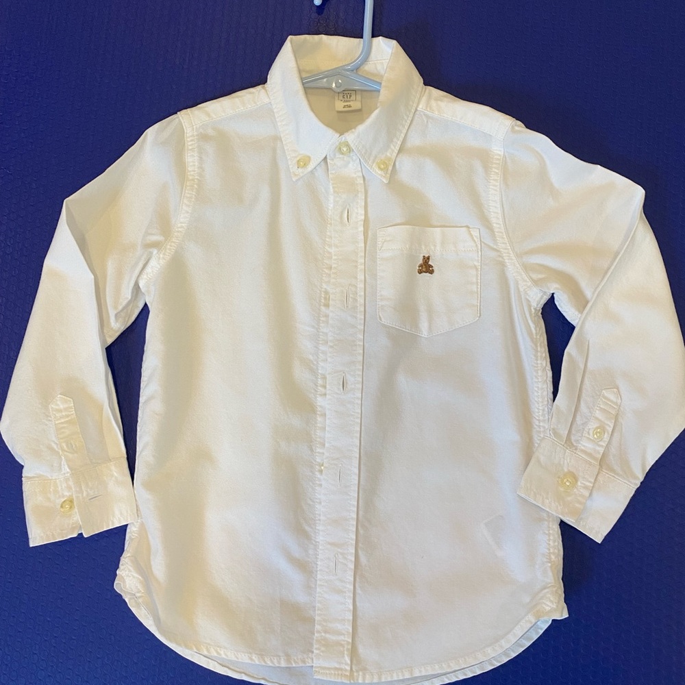 Baby Gap boy oxford button down shirt, Size 5, white with teddy bear logo.